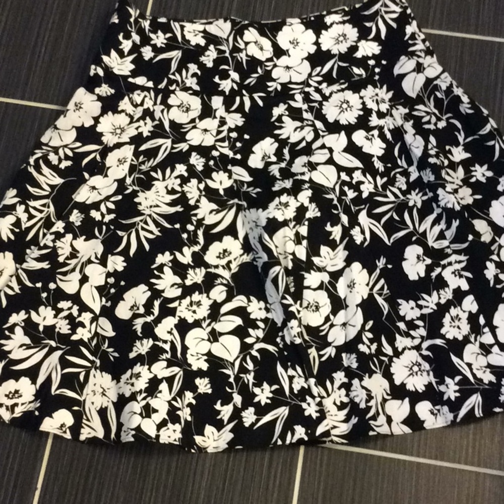 Chaps black and white floral skirt size 12 cotton